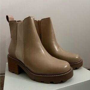 Women's Tan Chelsea Boots